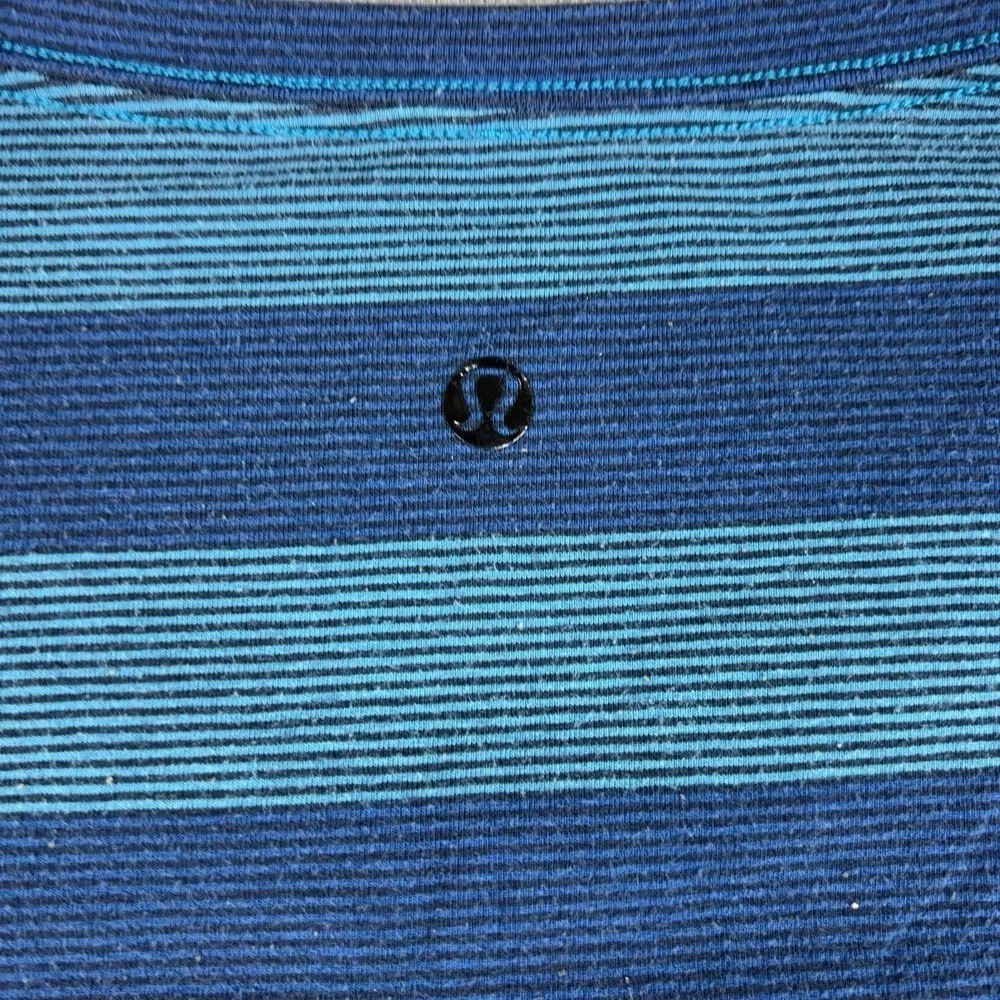 Lululemon T-Shirt Womens Medium Blue Striped V-Neck Short Sleeve Athletic Top